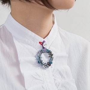 「~オシャレ女子の視線を集めるボタンの傍らで咲く刺繍の花~」関連画像