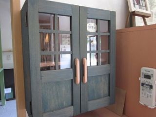 小さな かわいい壁掛け戸棚