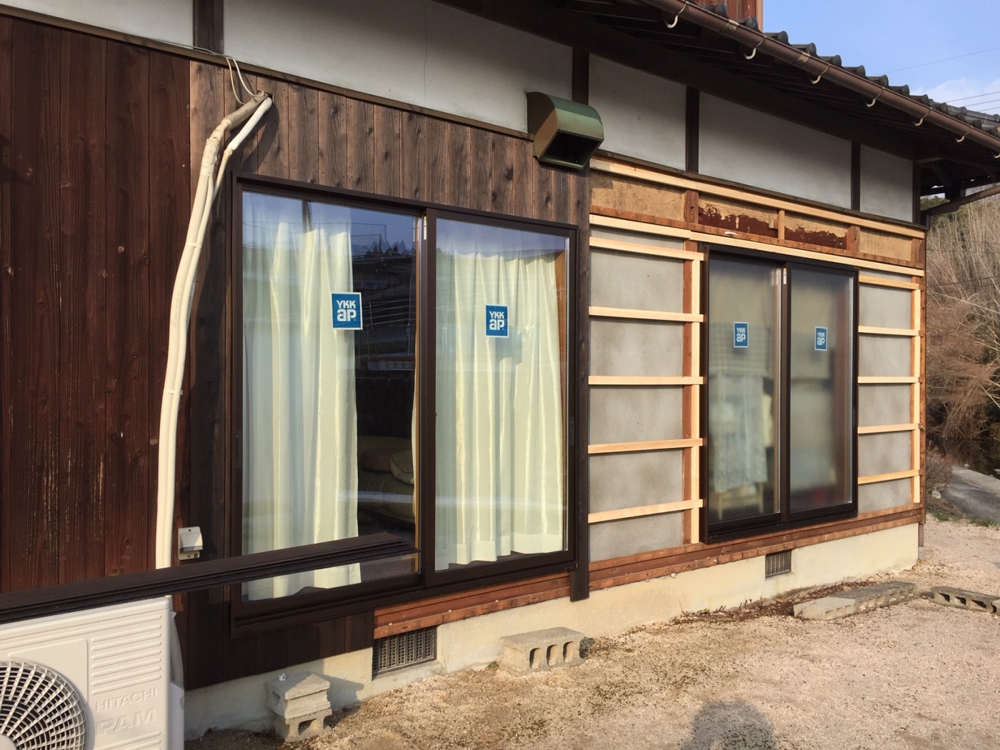 施工中 焼杉施工中(既存サッシ撤去の為)