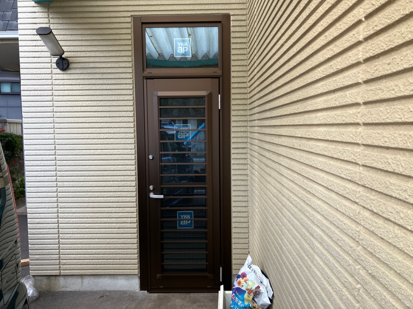 施工後 ドアとランマ部は別商品 外観は一体観